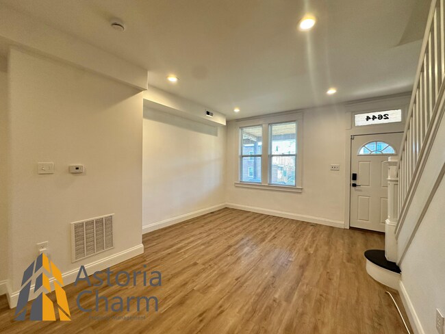 Building Photo - 3 Bedroom or 2 Bedroom with Den featuring Fenced Yard and Updated Kitchen