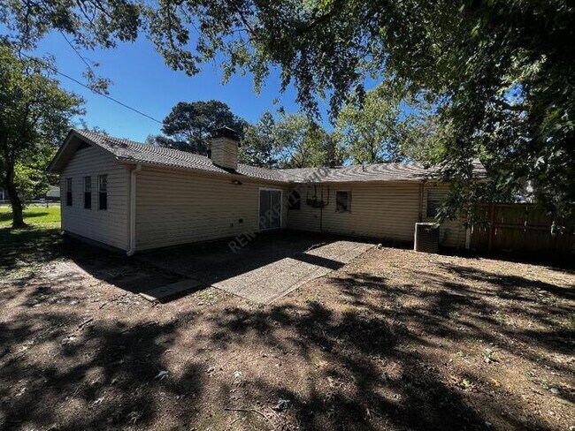 Building Photo - 404 Live Oak Dr