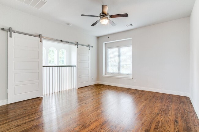 Building Photo - Exclusive Oak Lawn Townhome with Stunning ...