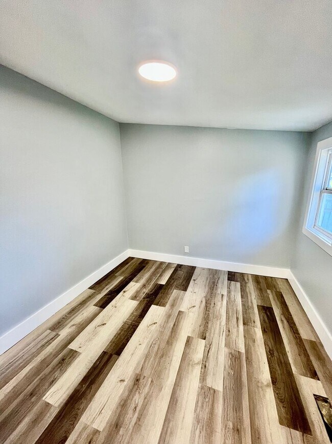 Building Photo - Beautifully Remodeled 4BR/2BA Lakeland Home NO APPLICATION FEE!