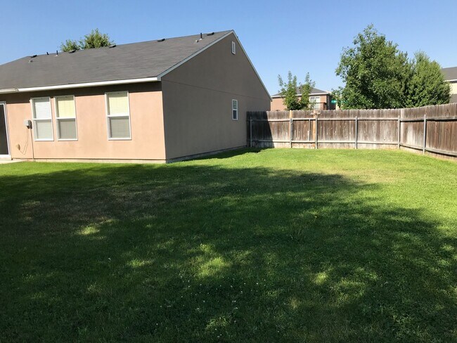 Building Photo - 3 bed/ 2 bath... 2 car garage... Single Level...In the Meadowbrook Subdivision.
