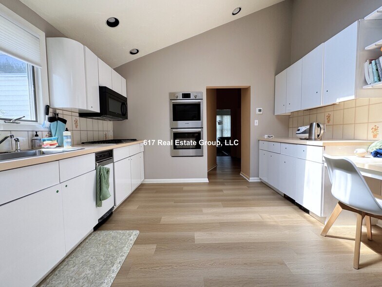 Building Photo - 55 Esty Farm Rd