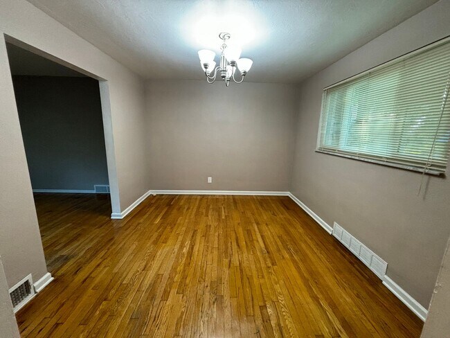 Building Photo - Beautifully Updated 4-Bedroom Home in Mt. Lebanon!