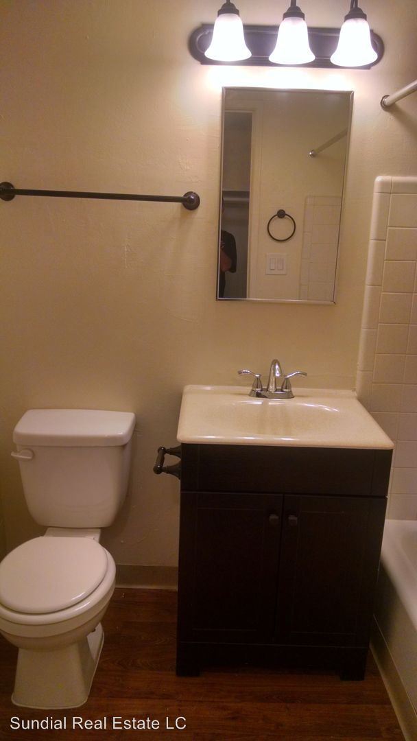 Building Photo - Studio, 1 bath Apartment - 426 W. 9th St.