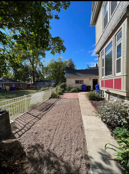Building Photo - 821 N Oneida St