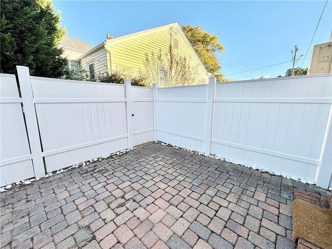 Building Photo - Gorgeous Condo in Willoughby Beach