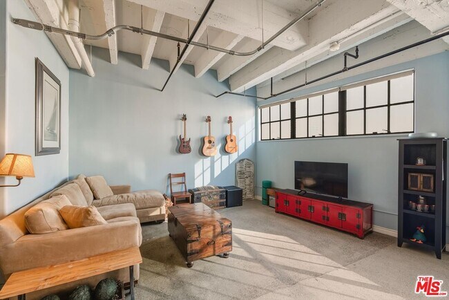 Building Photo - 312 W 5th St