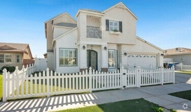 Building Photo - Spacious 5-Bedroom Home with Pool – Perfec...