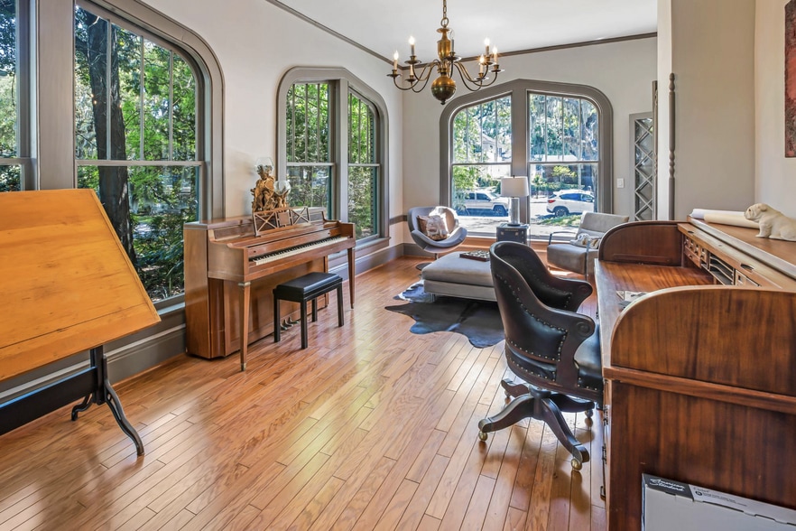 Building Photo - 624 E Victory Dr