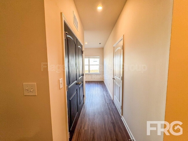 Building Photo - 202 Kenison Way