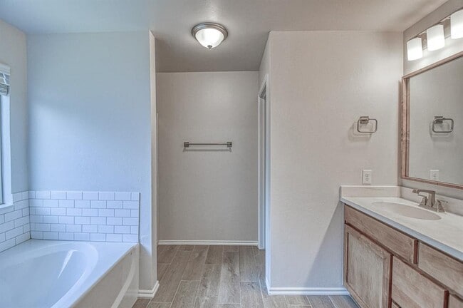 Building Photo - 624 Caladium Dr