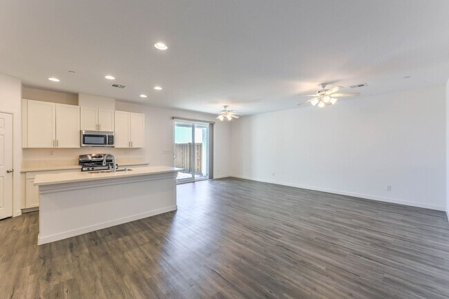 Building Photo - MUST SEE 3 bedroom Home!