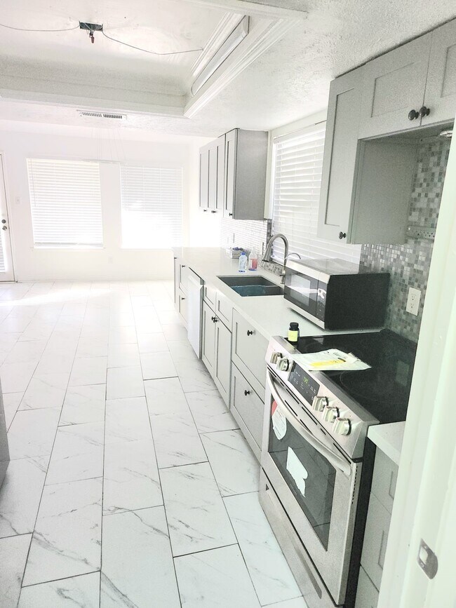 Building Photo - 3030 Shawnee Dr