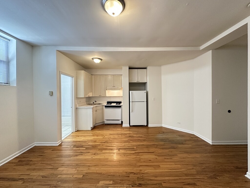 Building Photo - 909 W Dakin St