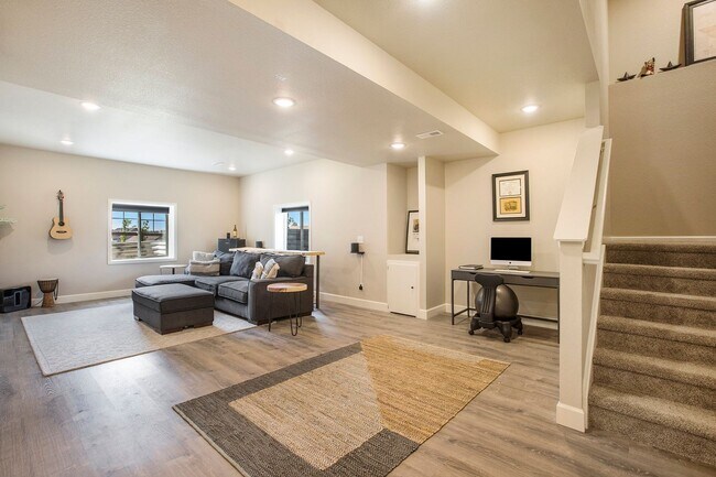 Building Photo - Elegant and spacious home with mountain vi...