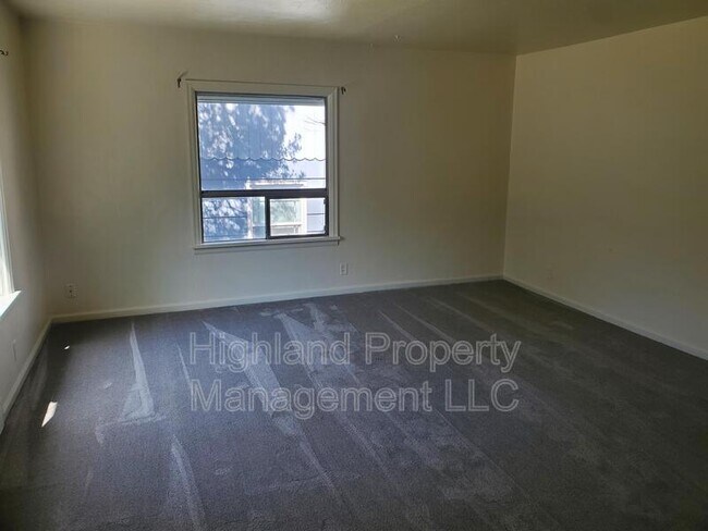 Building Photo - 152 SE Water St