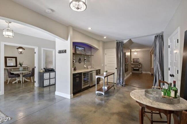 Building Photo - Luxury Living in Minnetonka – 6BR Home in Prime  Location