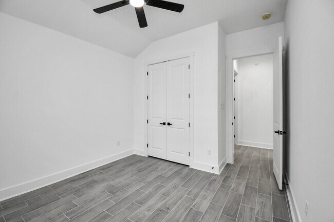 Building Photo - 519 Lovers Ln