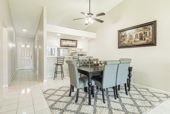 Building Photo - Fully Furnished Naples Condo- Available for Annual Rental Starting April