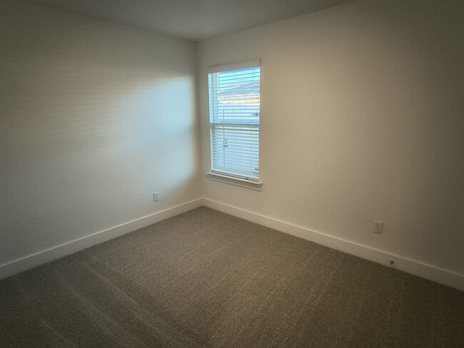 Building Photo - 1110 S College Ave