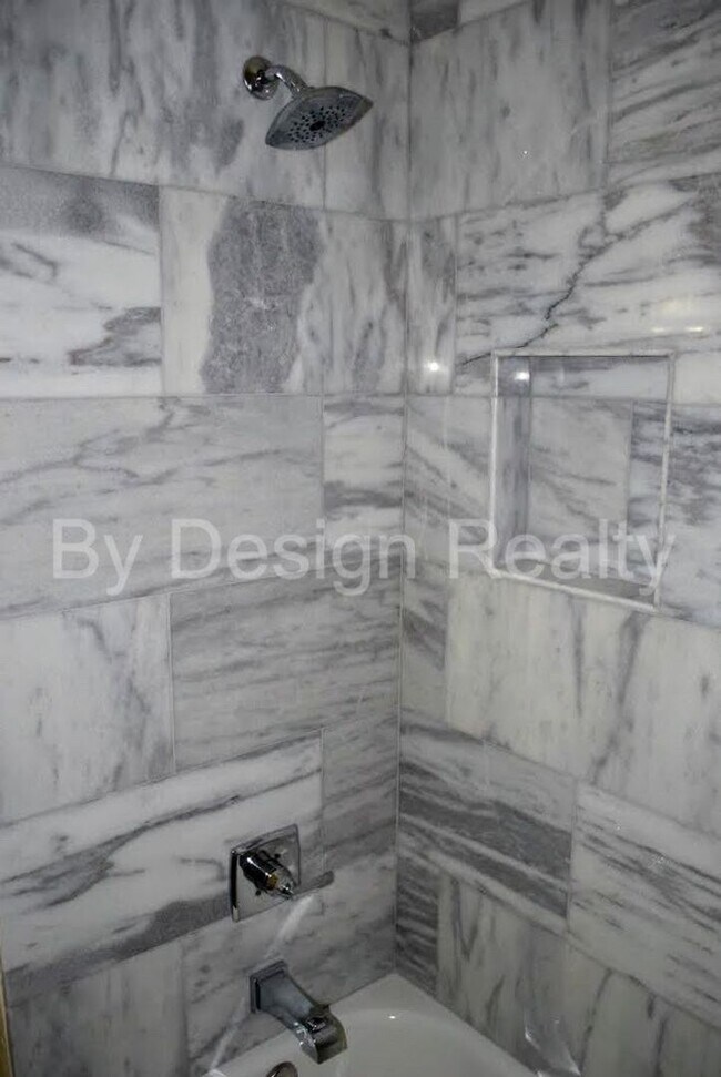 Building Photo - Recently Updated - 3 Bed 2 Bath - Large Ga...