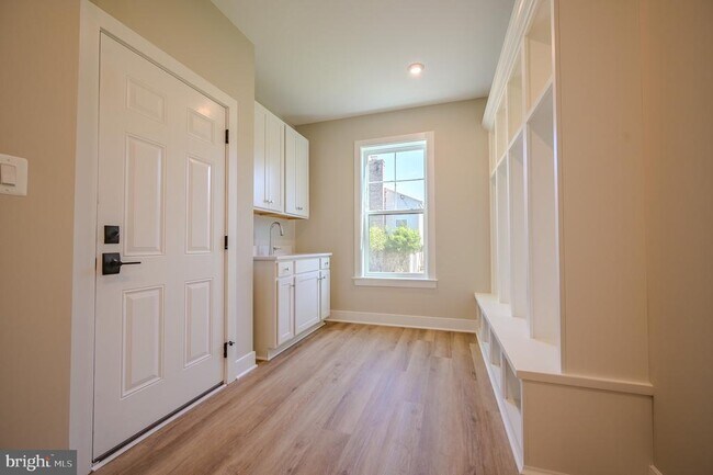 Building Photo - 2424 Carey Ln