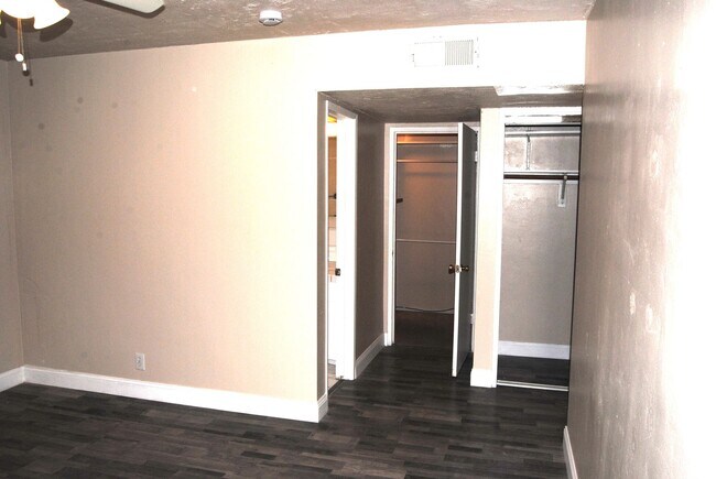 Building Photo - 8817 Butternut Ave