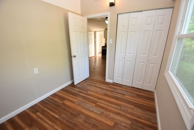 Building Photo - 4 bedroom 2 bath home close to UP Mall