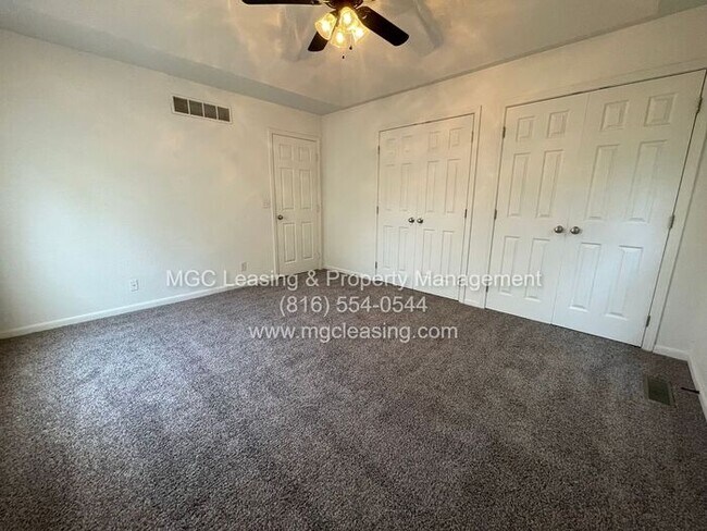Building Photo - Everyday Comfort in Creekwood Park Townhom...