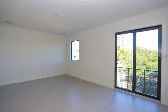 Building Photo - 2814 W Barcelona St