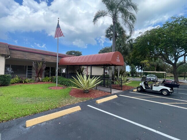 Building Photo - 1005 Country Club Dr