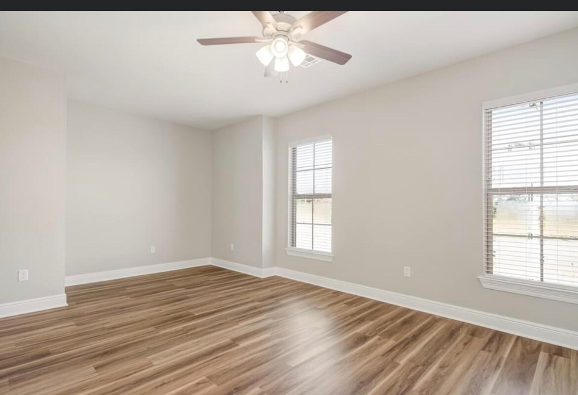 Building Photo - 139 Iberia St