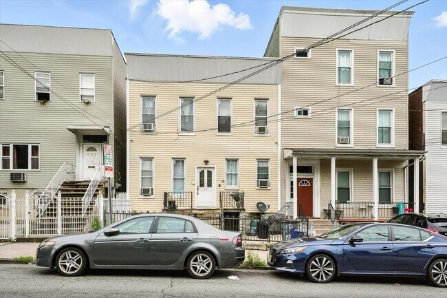 Building Photo - 122 Hutton St