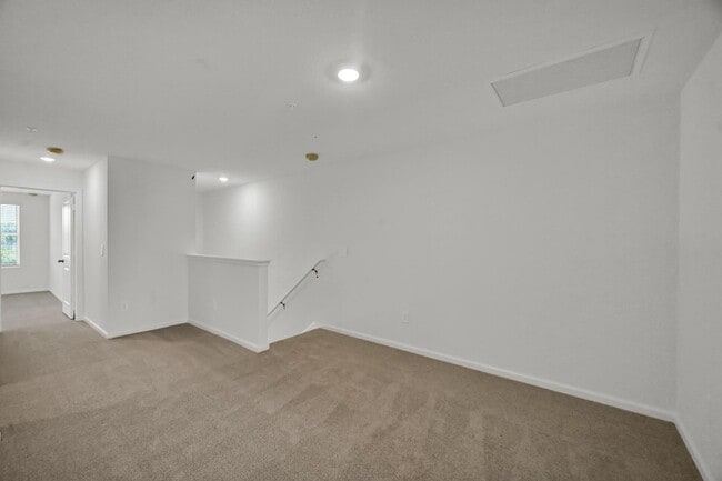 Building Photo - 575 Salisbury Cir