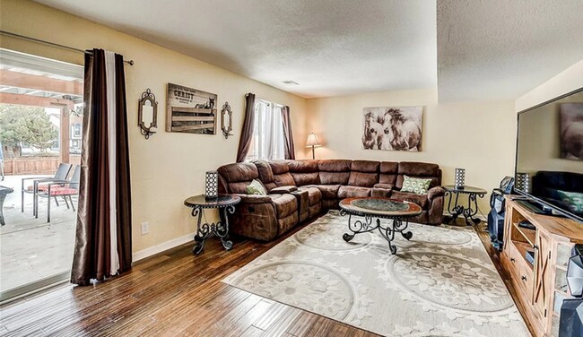 Building Photo - Huge room in a large shared home, private bathroom, great neighborhood, friendly roommates!