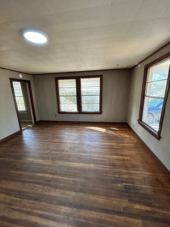 Building Photo - 102 E Charlotte Ave