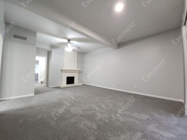 Building Photo - 3815 Paces Ferry W