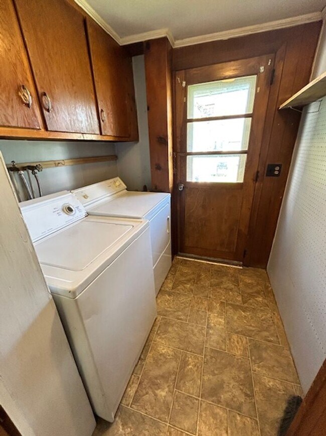 Building Photo - 1410 St James Pl