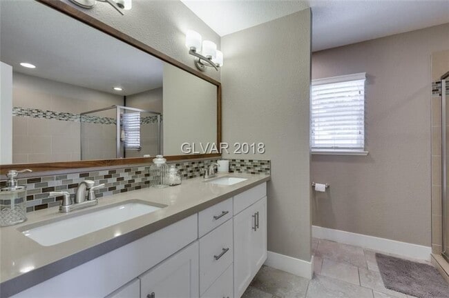 Building Photo - 6BD/5BA!! POOL/SPA!!