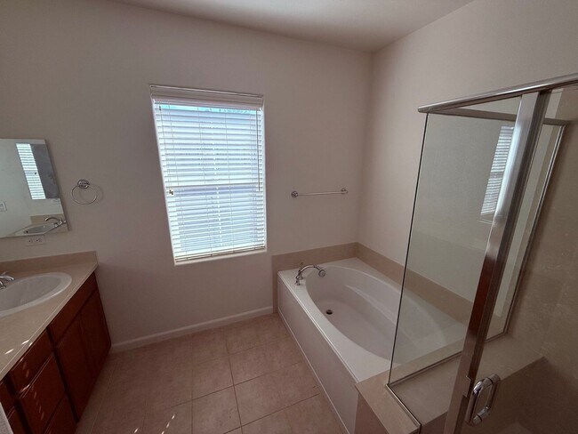 Building Photo - Hayward Condo 3 Bed/2.5 Bath Updated kitch...
