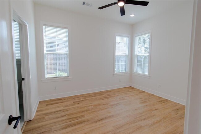 Building Photo - 2333 S 31st Pl