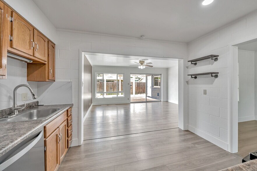 Building Photo - 5400 Valletta Way