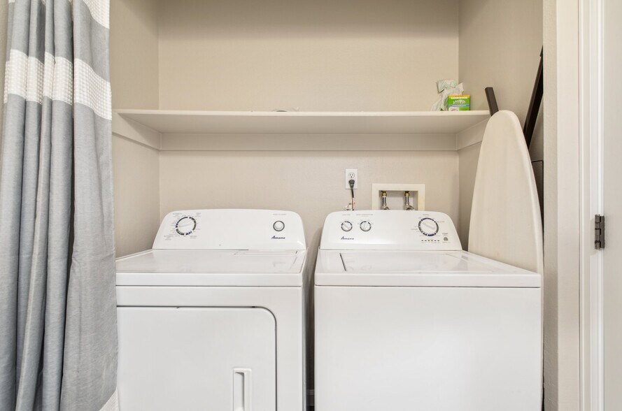 Building Photo - 6450 Stonehedge Dr