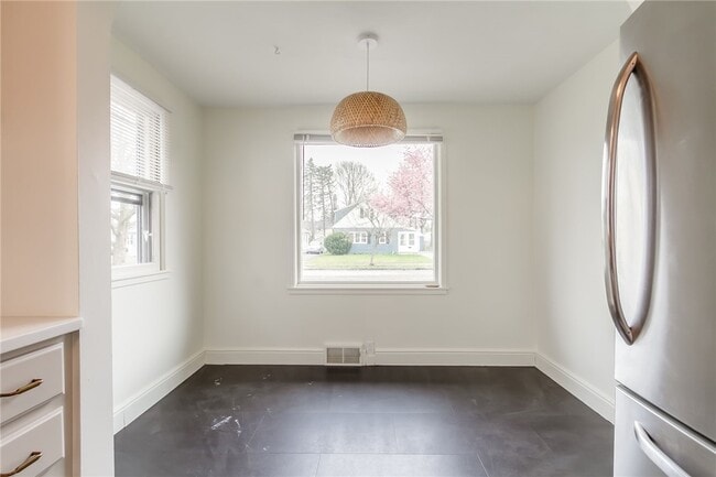 Building Photo - 345 Colebourne Rd