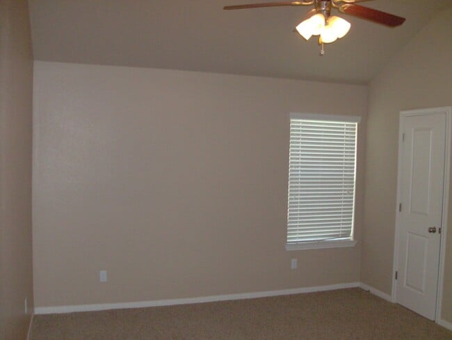 Building Photo - Beautiful 3 bed/2 bath Duplex off of Bunny Trail