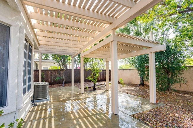 Building Photo - Gorgeous Single story home - walking dista...