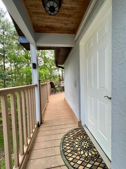 Building Photo - 2162 SW Perry Ter