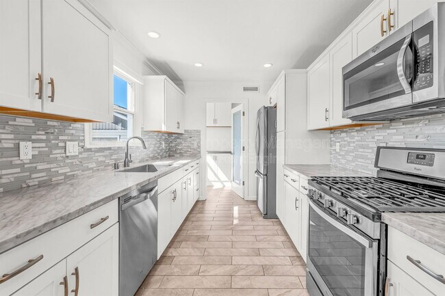 Building Photo - 12 Lilac St