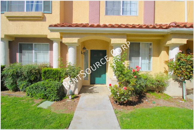 Primary Photo - 3 Bedroom Townhome For Rent in Canyon Park...