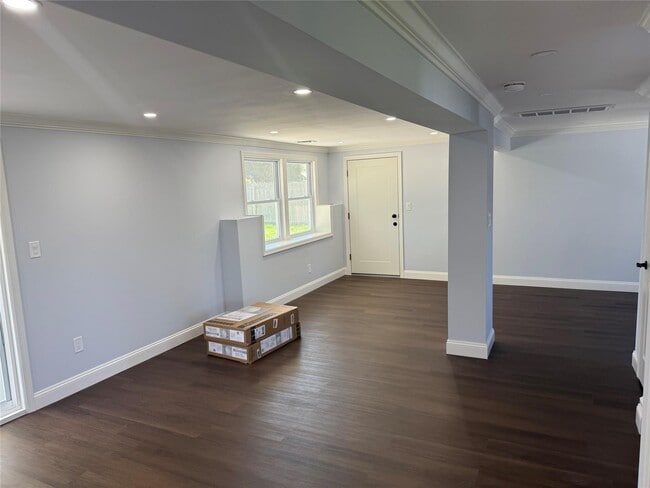 Building Photo - 37 Ruland Rd N